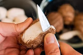 Mẹo gọt khoai sọ không bị ngứa cực hữu ích