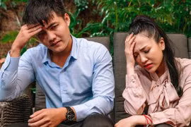 Vợ tái mét mặt, đòi ly hôn khi giở gói quà chồng tặng