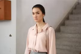 Anh trai đưa người yêu cũ đi mua sắm, bỏ mặc vợ chăm con