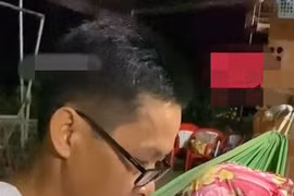 Xem ảnh cưới của con gái, cha 'bất lực'