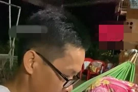 Xem ảnh cưới của con gái, cha 'bất lực'