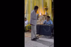 Thương Tín hát đám tiệc mưu sinh