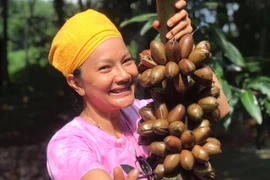 Cuộc sống của "nữ hoàng cảnh nóng" Kiều Trinh ở nhà vườn 5.000m2