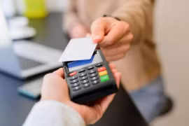 5 nguyên tắc đổi tiền, quẹt thẻ tín dụng khi đi du lịch nước ngoài