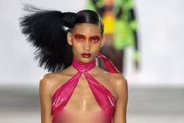 Người mẫu gây sốc để lộ ngực trần trên sàn diễn thời trang