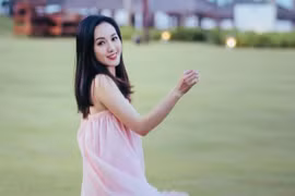 BTV Hoài Anh mặc style tươi trẻ, "hack" dáng mỗi khi rời trường quay