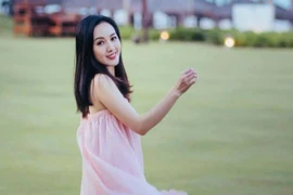 BTV Hoài Anh mặc style tươi trẻ, "hack" dáng mỗi khi rời trường quay