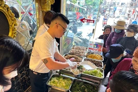 Ấm áp phần cơm thiện nguyện 1000 đồng giữa trung tâm Hà Nội