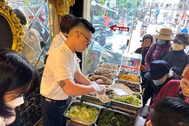 Ấm áp phần cơm thiện nguyện 1000 đồng giữa trung tâm Hà Nội