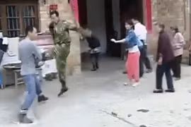 Chồng chứng kiến cảnh vợ động kinh ngay đêm tân hôn