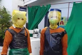 Xót xa đội ngũ y bác sĩ phải tự chế đồ bảo hộ từ... túi đựng rác