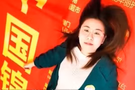 Trúng xổ số, cô gái khổ sở vì phải đi khắp thế giới để nhận thưởng