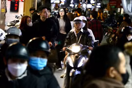 Chờ người yêu đi sắm Tết tới tối muộn