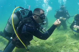 Bên dưới lòng hồ cổ bậc nhất châu Âu chứa "kho báu"