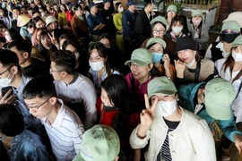 Người dân nô nức du xuân ở chùa Tam Chúc