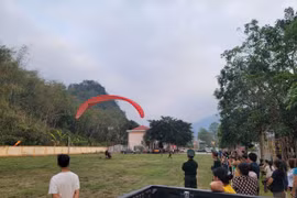 Du khách bay dù lượn tại phiên chợ vùng cao ở Thanh Hóa