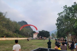 Du khách bay dù lượn tại phiên chợ vùng cao ở Thanh Hóa
