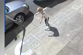 Video: Cô gái vẽ ô nhảy lò cò trên vỉa hè tạo niềm vui