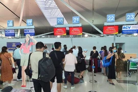 Giá vé máy bay "hạ nhiệt" giữa cao điểm hè