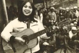 Nữ NSND nức tiếng dòng nhạc đỏ: 60 tuổi vẫn trẻ đẹp