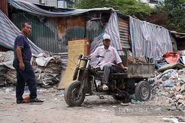 Ngang nhiên đổ rác thải xây dựng giữa ban ngày trong khu dân cư