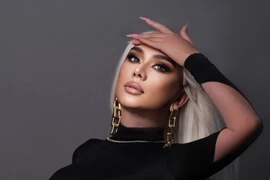 Hậu phẫu thuật, Lâm Khánh Chi phải viết giấy để giao tiếp