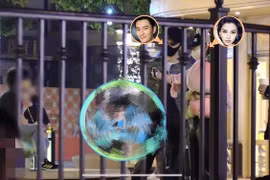 Angelababy - Huỳnh Hiểu Minh "mặt nặng như chì" cùng đưa con đi chơi