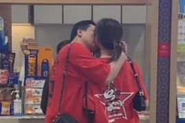 Trấn Thành hôn Hari Won cực tình, lộ chi tiết "nghiện vợ"