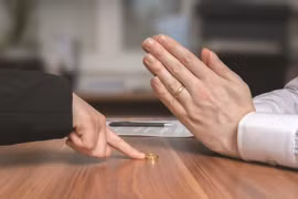 Chấm dứt hôn nhân với chồng vì lý do nhạy cảm