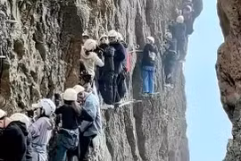 Trung Quốc: Kinh hoàng cảnh tượng du khách mắc kẹt trên vách núi