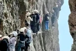 Trung Quốc: Kinh hoàng cảnh tượng du khách mắc kẹt trên vách núi
