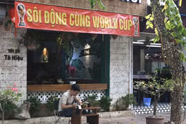 Các quán nhậu, cà phê Hà Nội mời gọi khách đến xem World Cup