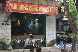 Các quán nhậu, cà phê Hà Nội mời gọi khách đến xem World Cup