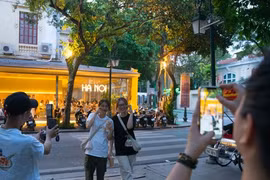 Xếp hàng từ 4h sáng uống cà phê, mang cả thú cưng đi chục cây số