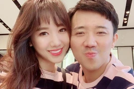 Giữa đêm khuya, Hari Won khổ sở “tố” chồng không cho ngủ 