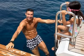 Ronaldo 38 tuổi khoe dáng chuẩn, lộ thời điểm hội quân cùng Al Nassr