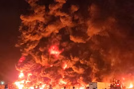 Quảng Ninh: Cháy bãi tập kết phao xốp trong cảng cá Cái Rồng