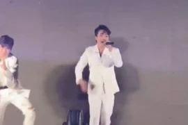 Hai vũ công biểu diễn cùng Titi bị màn hình LED đè trúng người