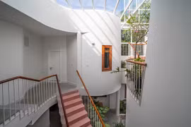 Ngôi nhà ven sông uốn lượn như mê cung, cây đâm chồi từ khe hốc