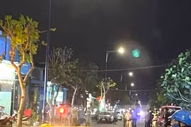 Công an đột nhập ki-ốt, giải cứu một phụ nữ bị bắt 