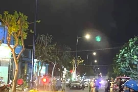 Công an đột nhập ki-ốt, giải cứu một phụ nữ bị bắt 