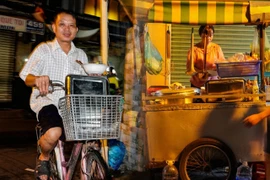 Tiếng leng keng sau 0h của người bố bán hủ tiếu giúp 2 con đổi đời