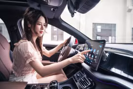 Hot girl khoe thân hình nuột nà, nhan sắc tựa tiên nữ bên xe hơi