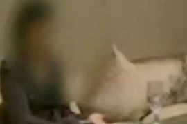 Đang xông hơi, cô gái hoảng khi thấy người đàn ông lạ bước vào