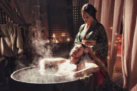 Khi Hoàng đế tắm, ai sẽ là người phục vụ?