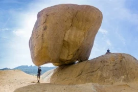 Tảng đá kỳ lạ nhất Việt Nam, lớn ngang ngôi nhà 3 tầng