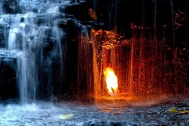 Thác nước kỳ diệu nhất thế giới có ngọn lửa ngàn năm tuổi dưới đáy 