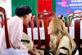 Mỹ Tâm về quê làm từ thiện dịp Tết, phát biểu 'cà khịa' ba mẹ 