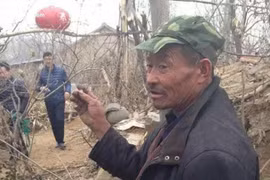 Ông mất trí tự xây nhà 7 tầng đợi 2 em trai đã mất trở về đoàn tụ