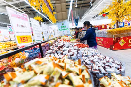 Hàng Tết ngập kệ, siêu thị ồ ạt tung khuyến mãi hàng tỷ hút khách